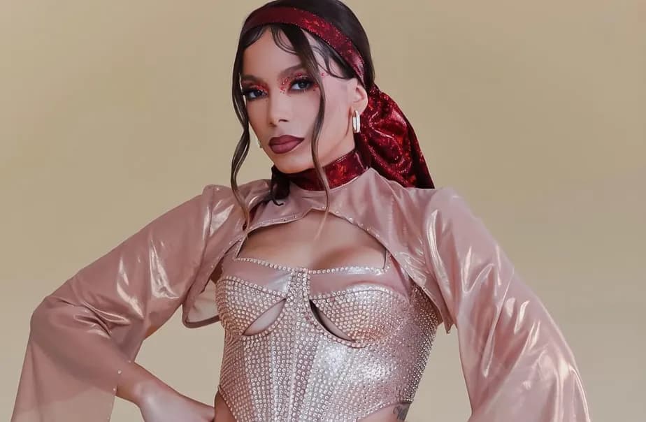 Cantora Anitta homenageia Anita Garibaldi durante show em São Paulo