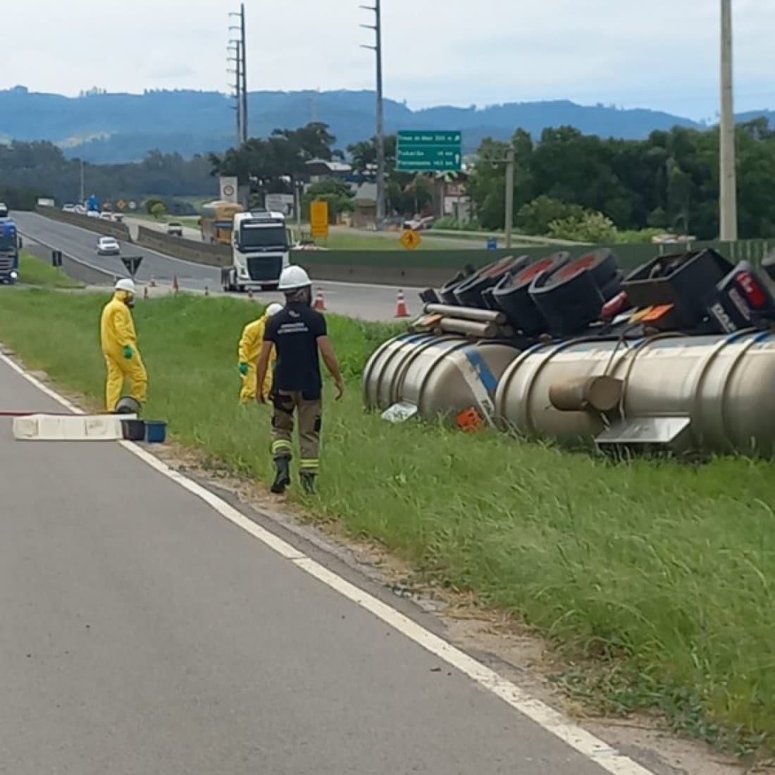 Caminhão com produto químico tomba na BR-101 em Jaguaruna