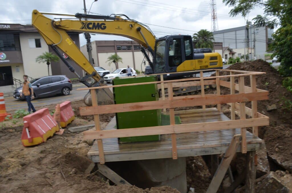 Enrocamento para proteger motor de macrodrenagem é finalizado em Tubarão