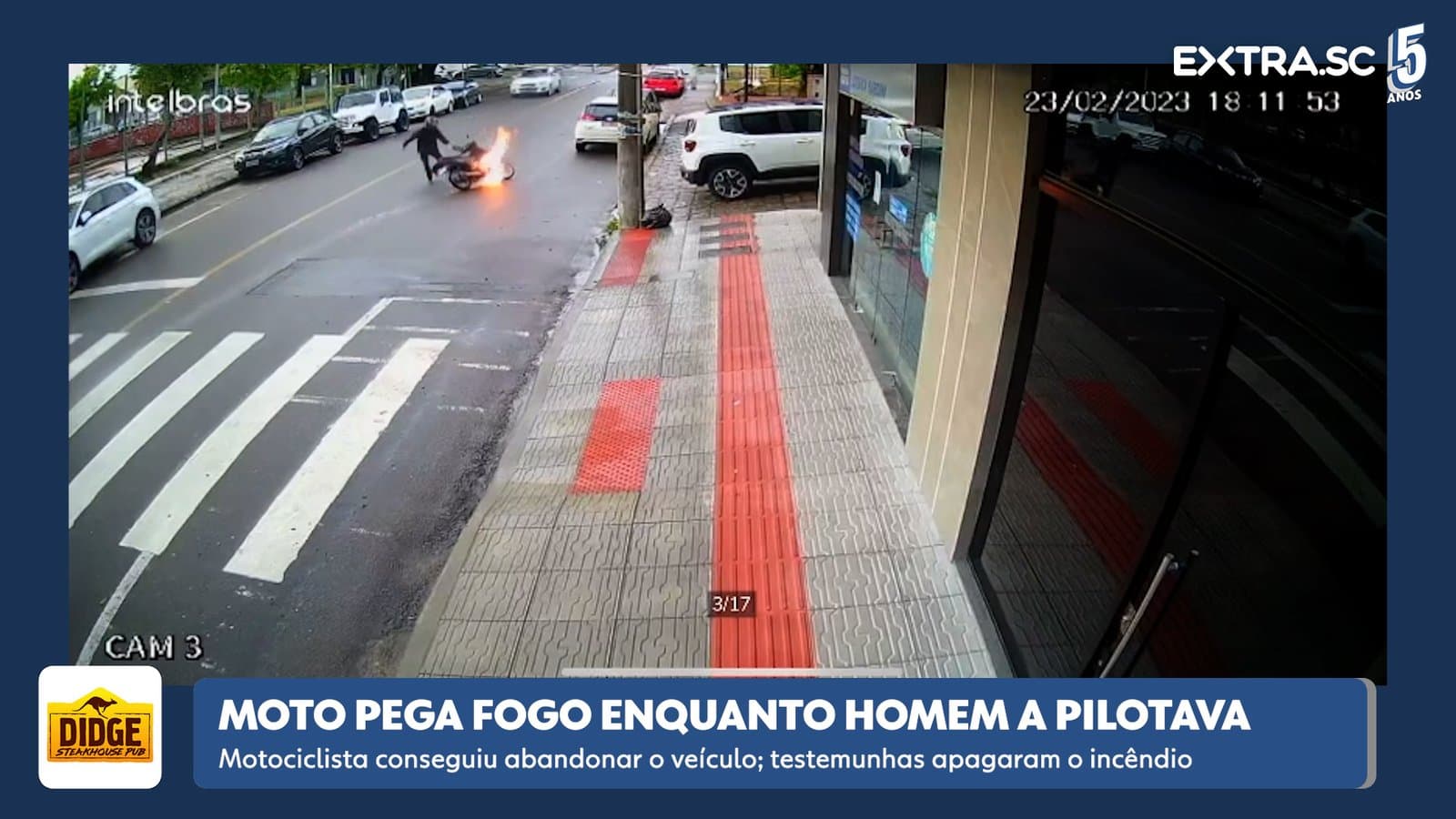Moto pega fogo enquanto homem a pilotava
