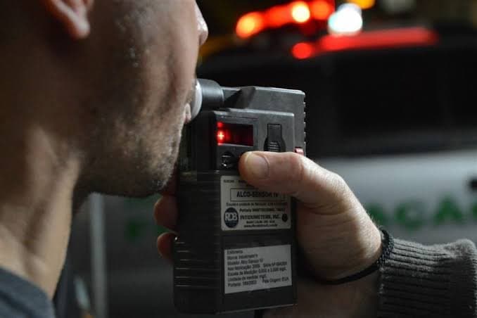 Jovem é preso por dirigir carro de empresa bêbado