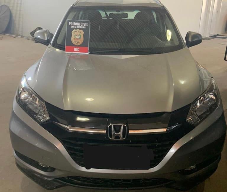 Carro levado durante assalto em que família foi feita refém é recuperado