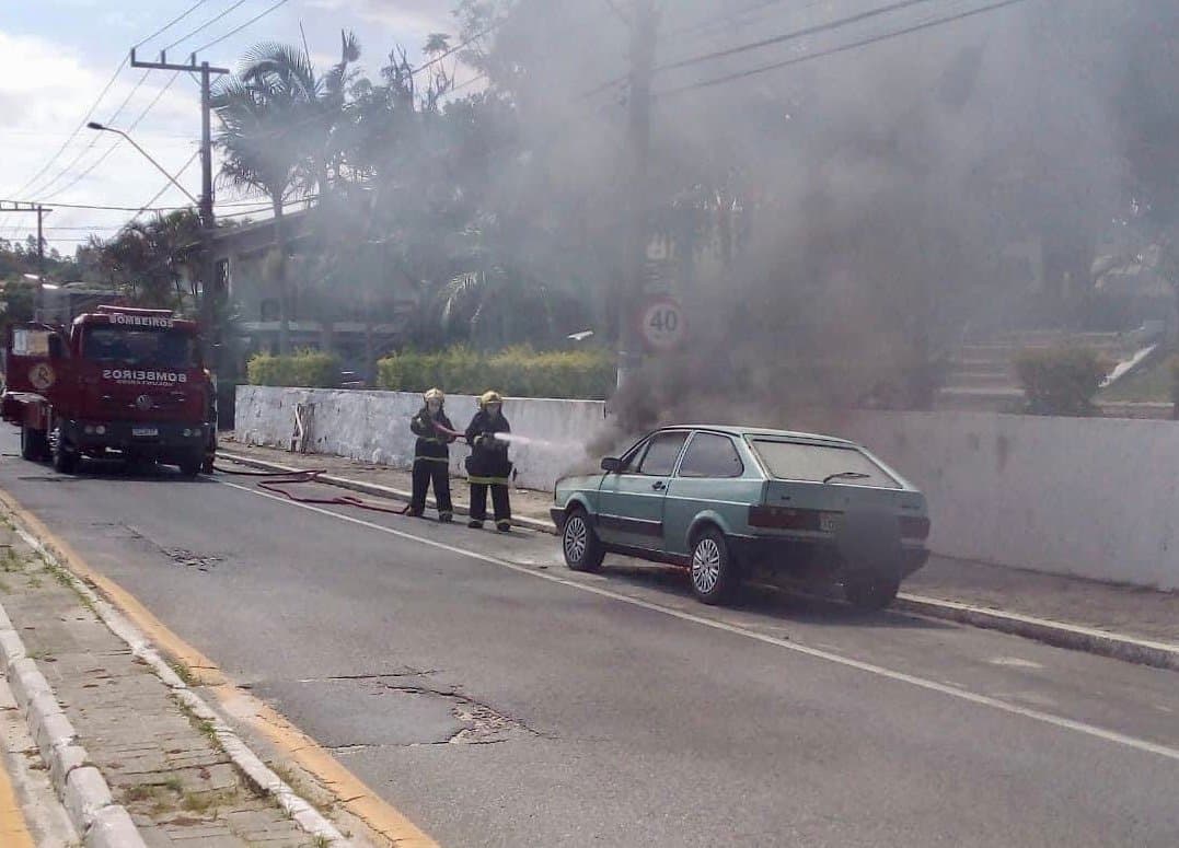 Carro pega fogo no meio da rua, em Jaguaruna