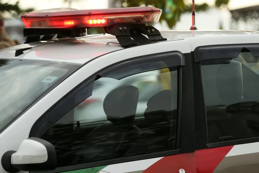 Homem se masturba em ônibus ao lado de policial fardada e é preso por importunação sexual