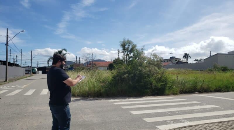 Mais de 30 terrenos são notificados por mato alto em Tubarão