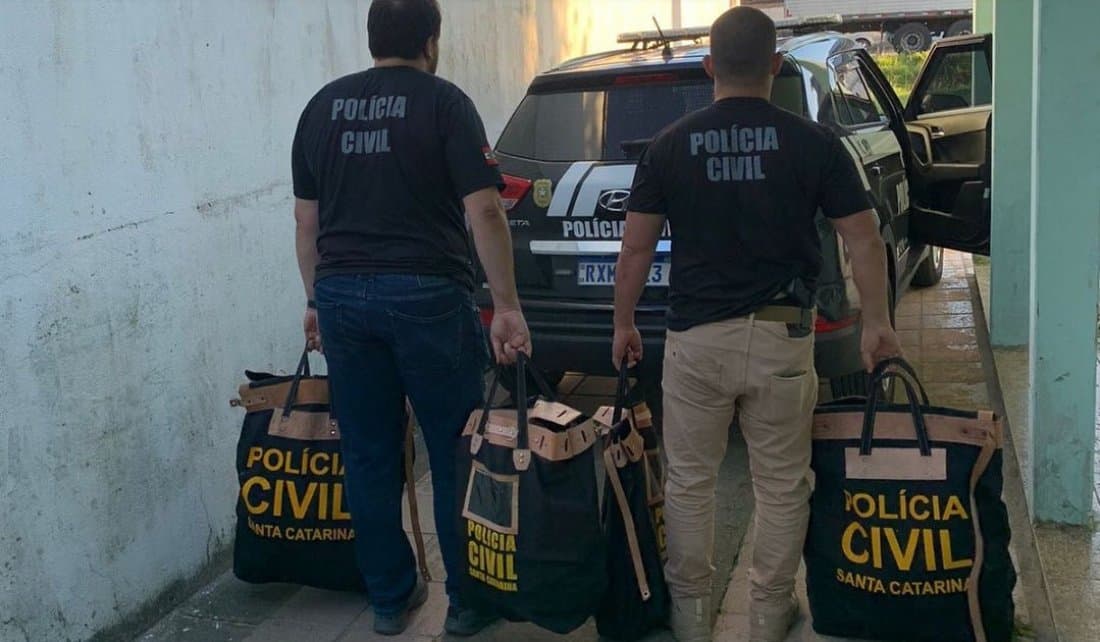 Mulher é presa em Laguna por aplicar golpes financeiros