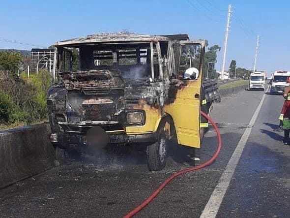 Caminhão pega fogo e chamas se propagam para vegetação