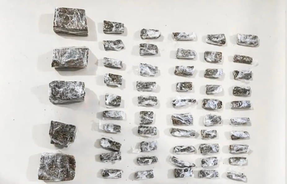 Quatro adultos são presos e um adolescente apreendido por tráfico