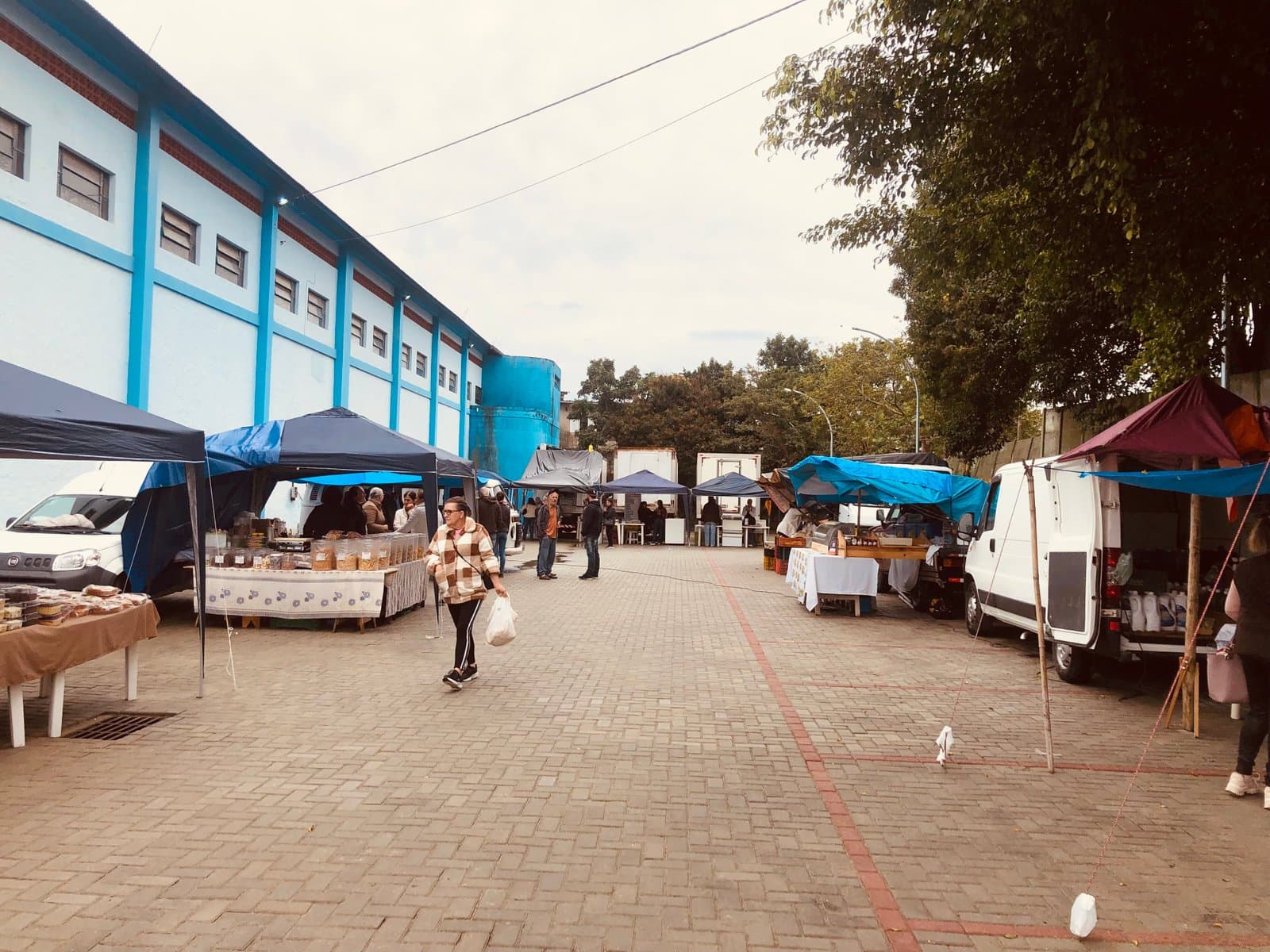 Comerciantes do Mercado do Produtor enfrentam dificuldades no primeiro dia no espaço improvisado