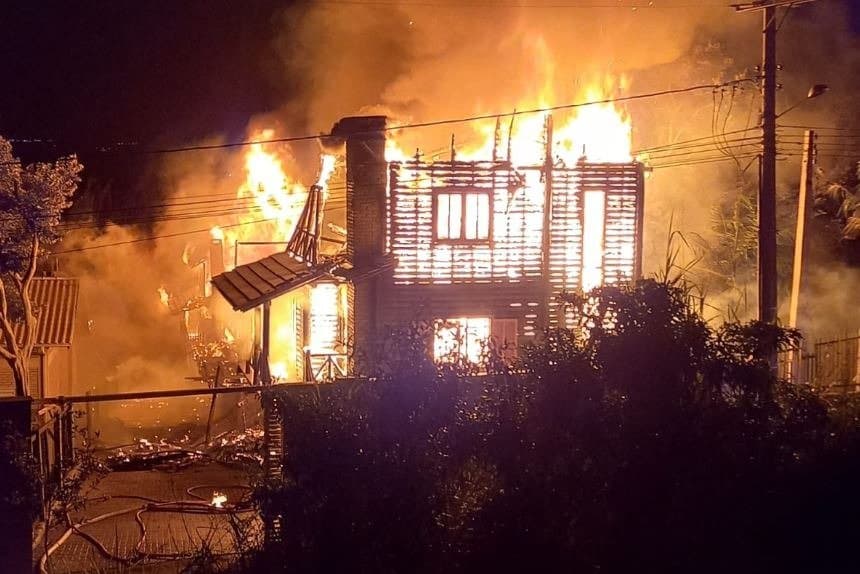 Incêndio atinge casas de madeira em comunidade de Laguna
