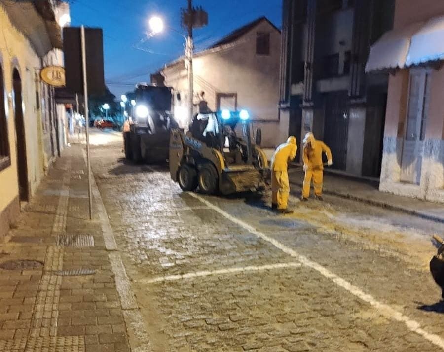 Após procissão de Corpus Christi, ruas de Laguna são limpas em menos de duas horas