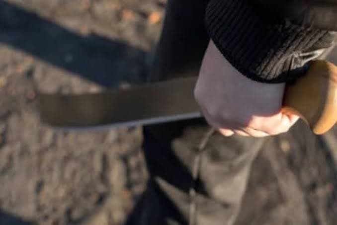 Dois homens ficam gravemente feridos ao serem atacados com facão