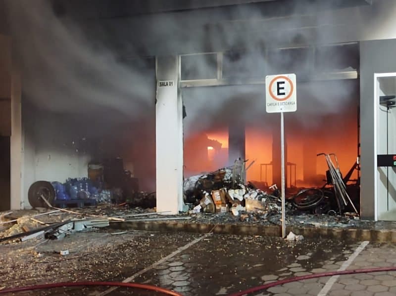 Almoxarifado de suprimentos da Secretaria de Saúde de Imbituba é destruído por incêndio