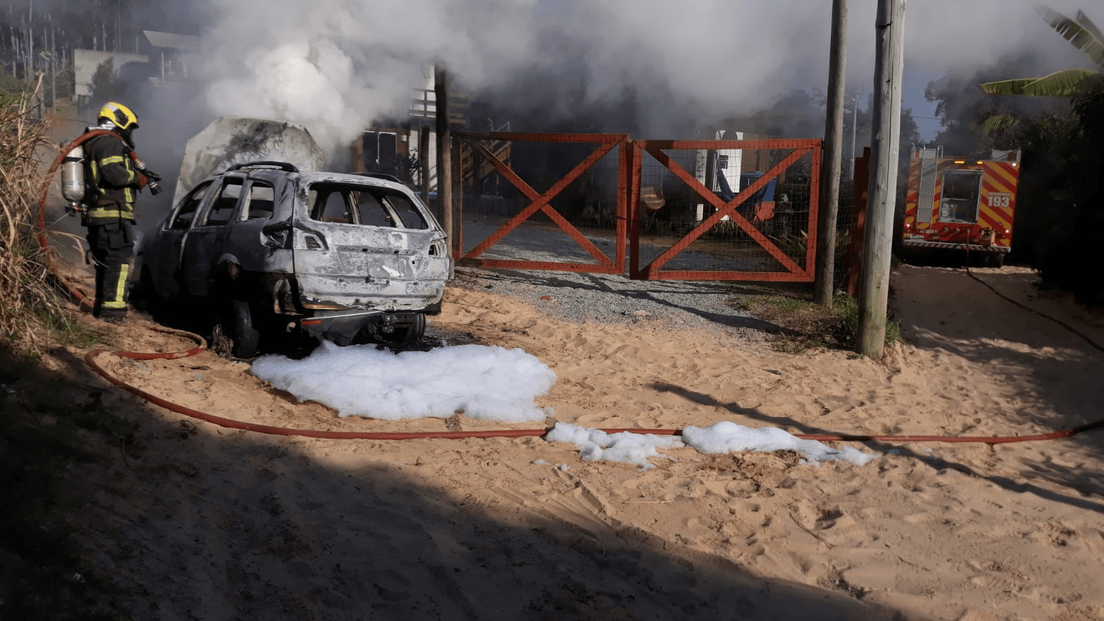 Carro é totalmente destruído por incêndio