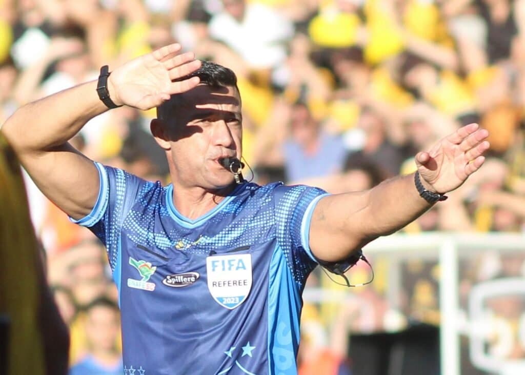 Bráulio da Silva Machado deixa o quadro de arbitragem da Fifa