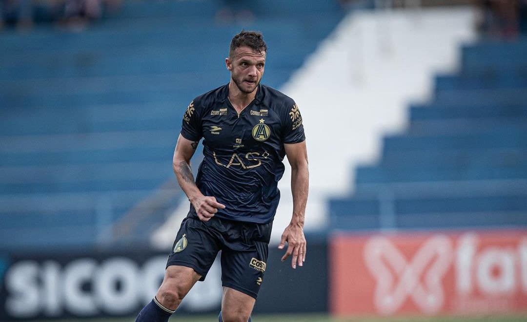 Hercílio Luz contrata o zagueiro Léo Rigo