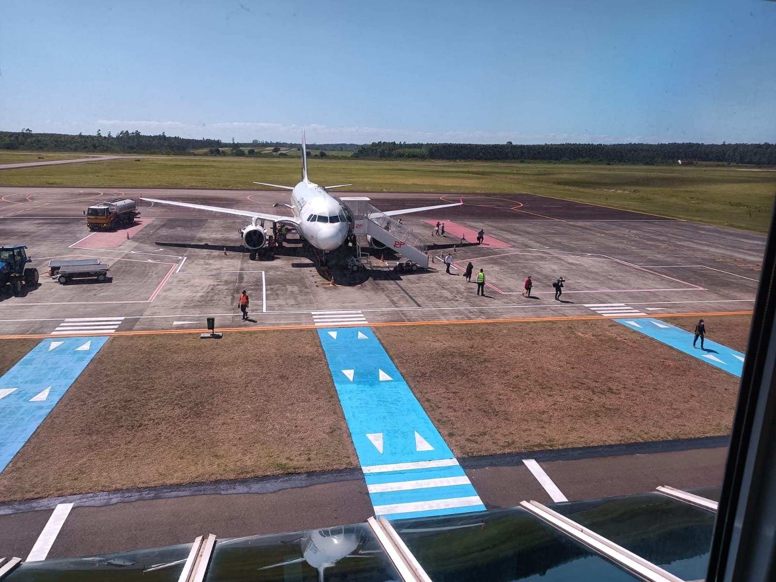 Com aeroporto de Porto Alegre fechado, Azul disponibiliza voos extras para Jaguaruna, Florianópolis e Navegantes
