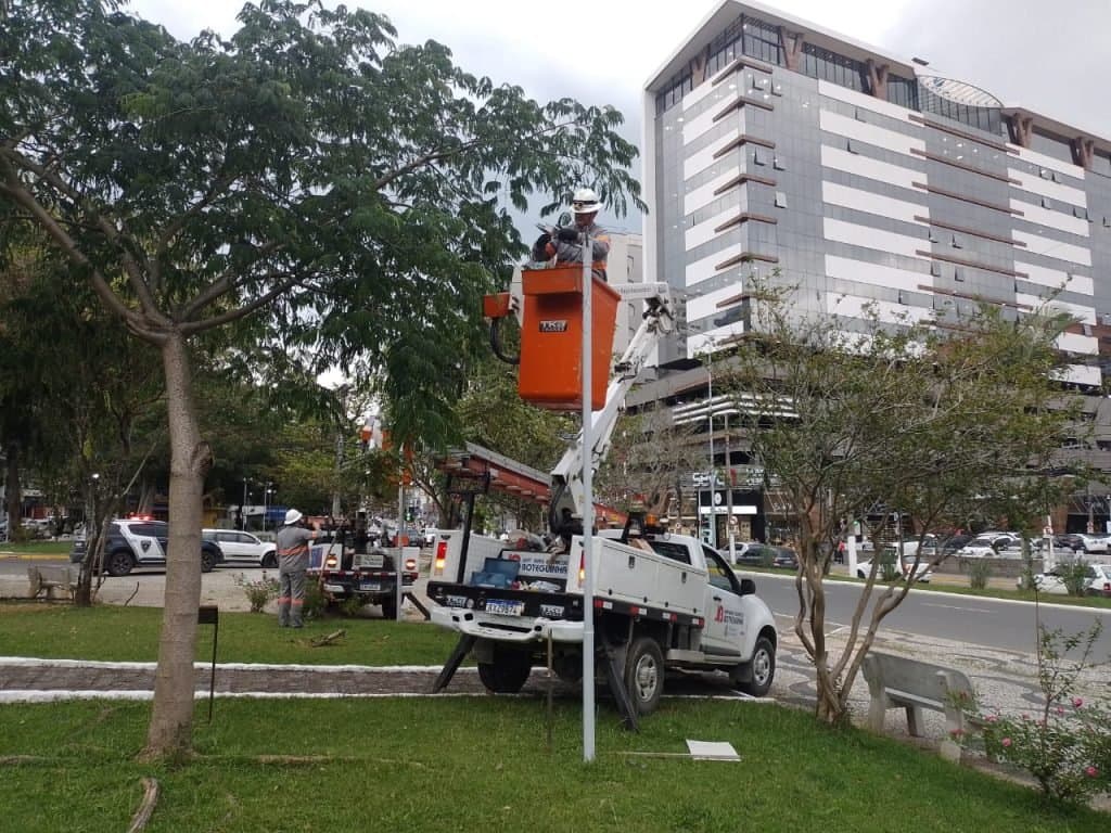 Calçadão e praças de Tubarão começam a receber luminárias de LED