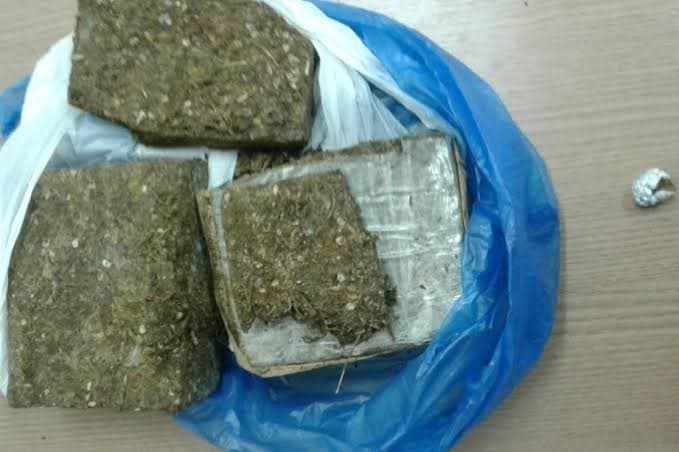 1 kg de maconha é encontrado escondido em assoalho de carro