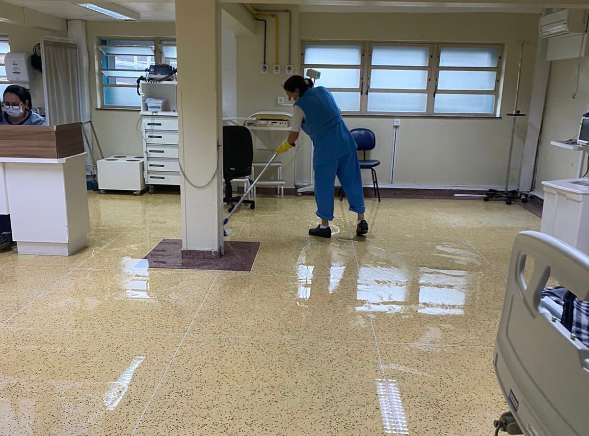 Emergência do hospital de Tubarão alaga e pacientes são remanejados