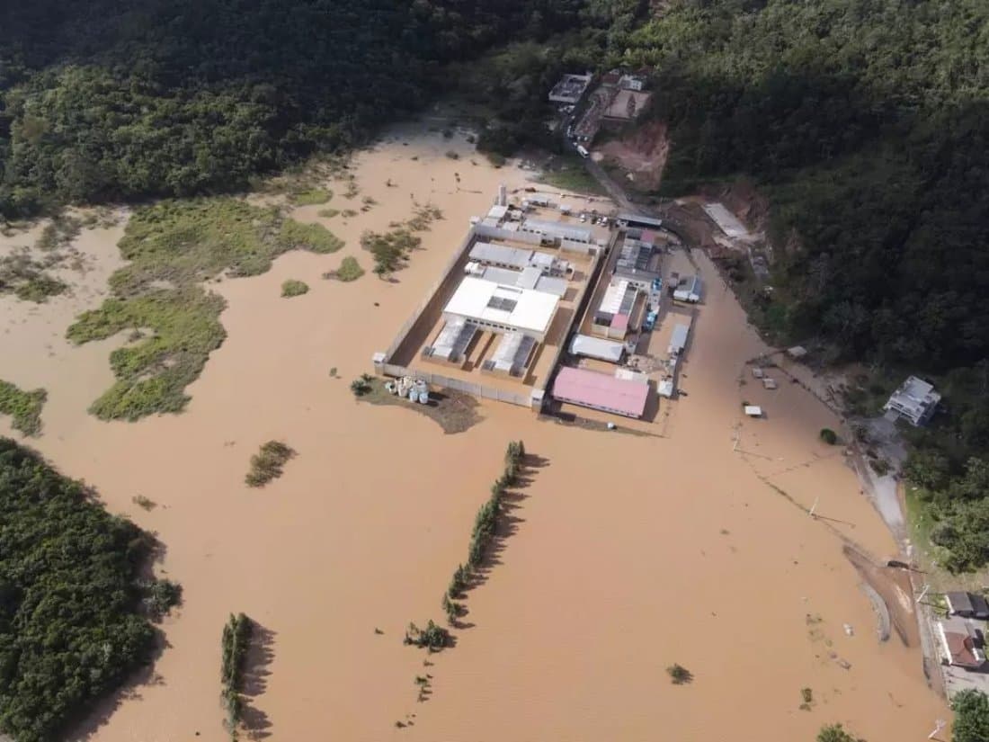 Com possibilidade de inundações, presos de Tubarão são transferidos por precaução