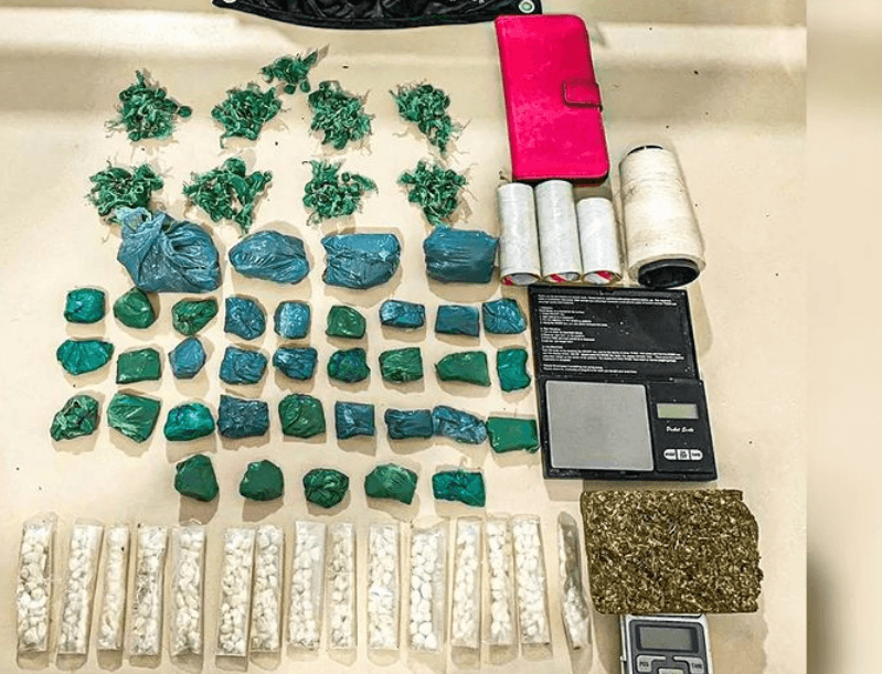 Duas mulheres, um homem e um adolescente são flagrados embalando drogas