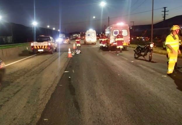 Motociclista bate em carro na BR-101, cai e não resiste aos ferimentos