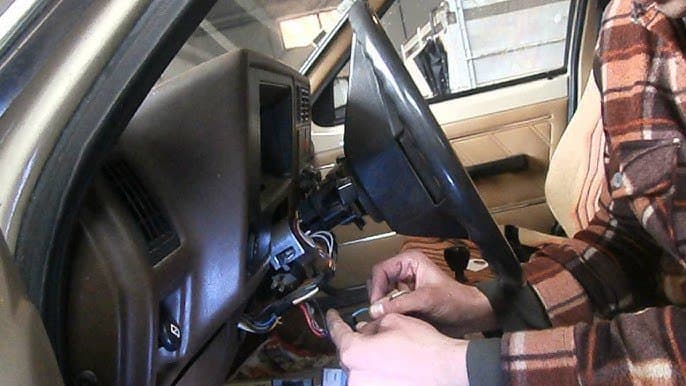 Carro com ligação direta é apreendido com dois jovens