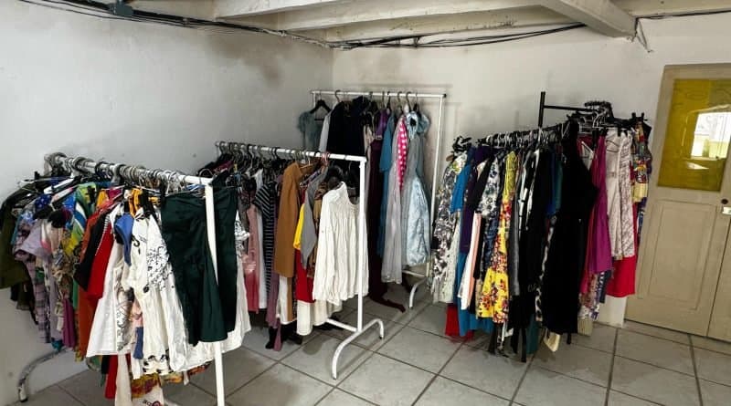 Brechó solidário de Laguna ganha novo espaço