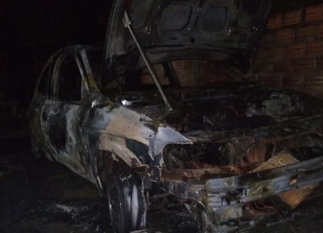 Motorista deixa cigarro cair e incendeia carro