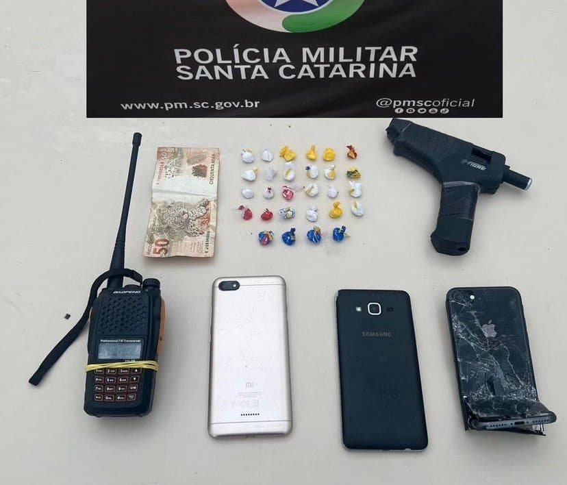Cartas de facção criminosa e simulacro de arma são encontrados durante cumprimento de mandado de prisão
