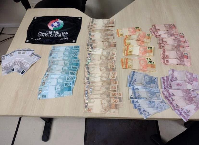 Casal é preso após fazer compras com cédulas falsas de dinheiro