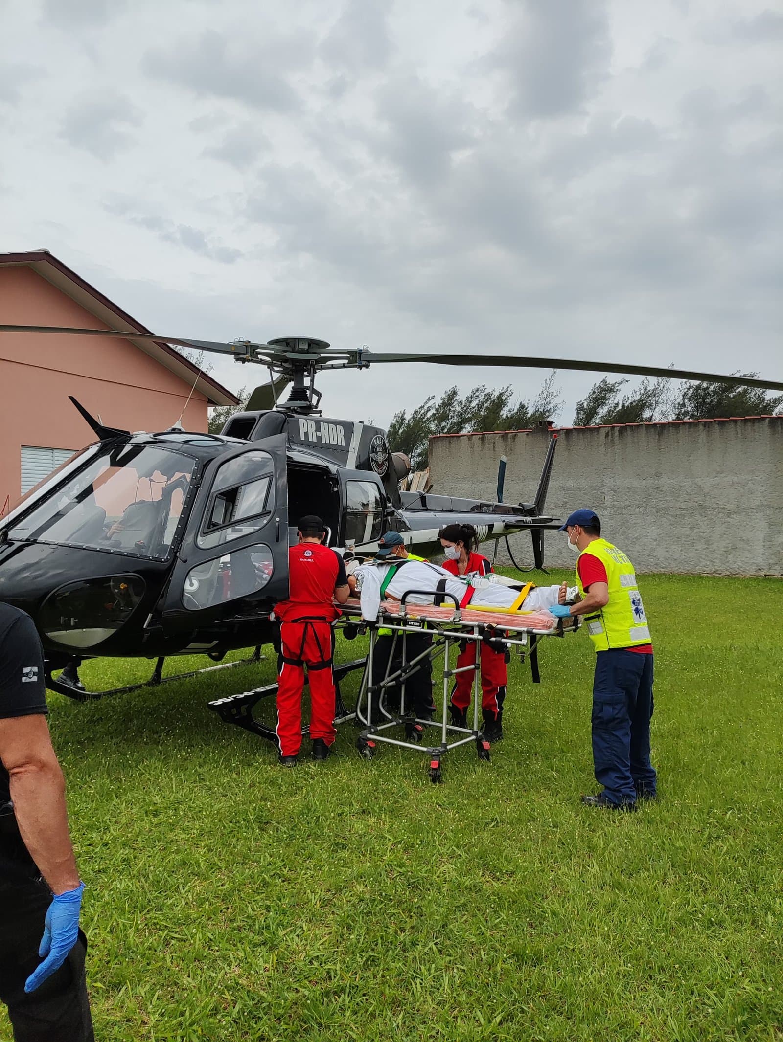 Idoso cai do telhado durante lavação e fica em estado grave
