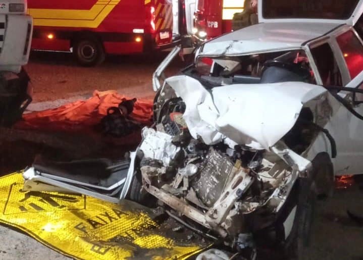 Caroneiro de carro fica preso às ferragens após colisão com caminhão de lixo