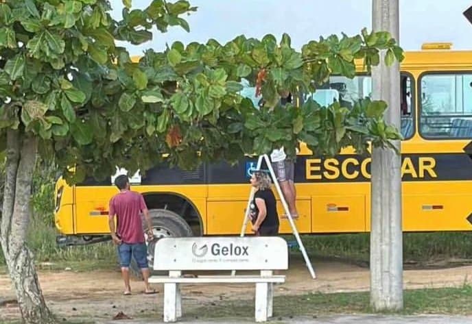 Criança é esquecida em ônibus escolar de Laguna e populares abrem o veículo para retirará-la