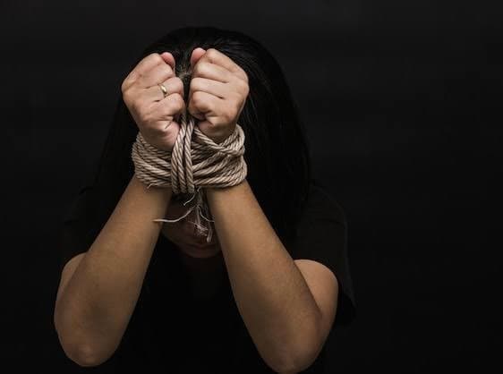 Traficante é amarrado, tem corda envolta no pescoço e é ameaçado de morte com faca