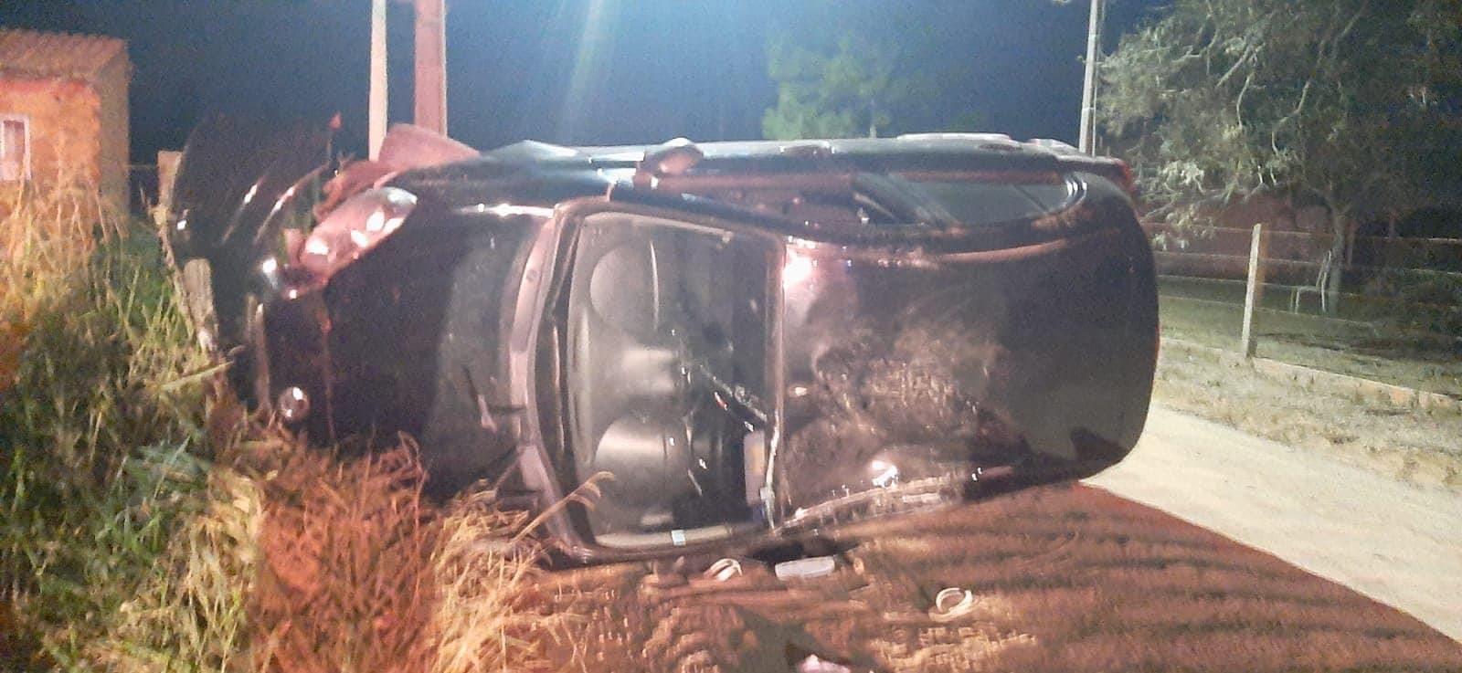 Ladrão capota carro roubado durante fuga da polícia