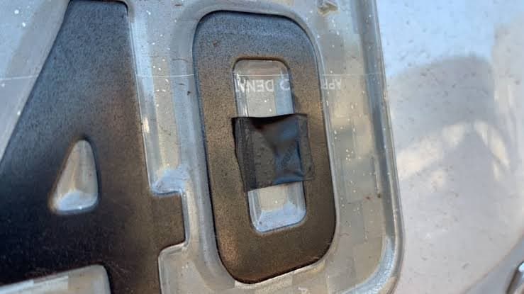 Motorista é flagrado trafegando com carro com placa pintada a mão