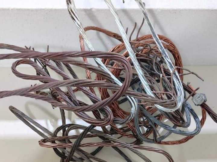 Homem é flagrado pulando muro de empresa após furtar fios de cobre