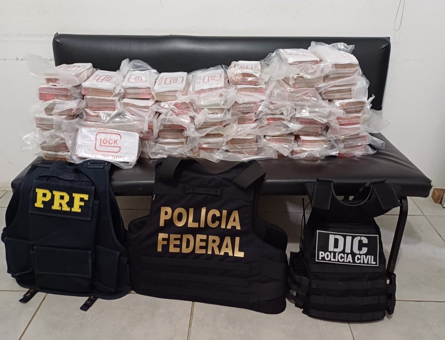 Cerca de 120 kg de pasta base de cocaína são apreendidos em Tubarão, na BR-101
