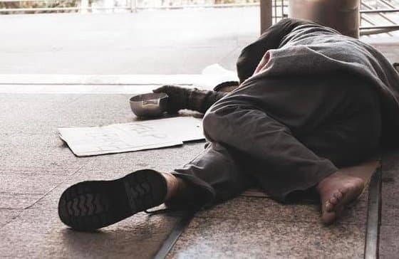 Morador de rua é levado para o hospital após ser agredido