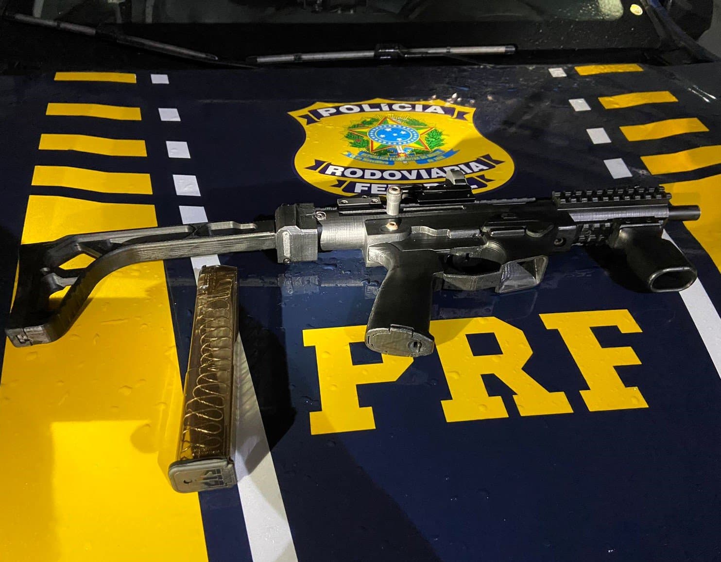 Submetralhadora artesanal é apreendida com adolescente em Tubarão