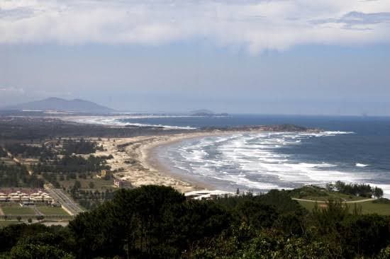 Mulher com machucados pelo corpo é encontrada morta na Praia do Gi