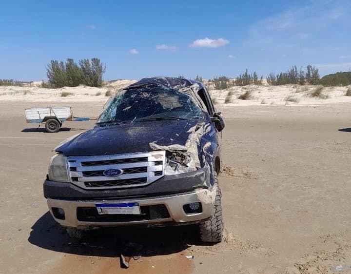 Carro do RS capota na beira da praia, em Jaguaruna