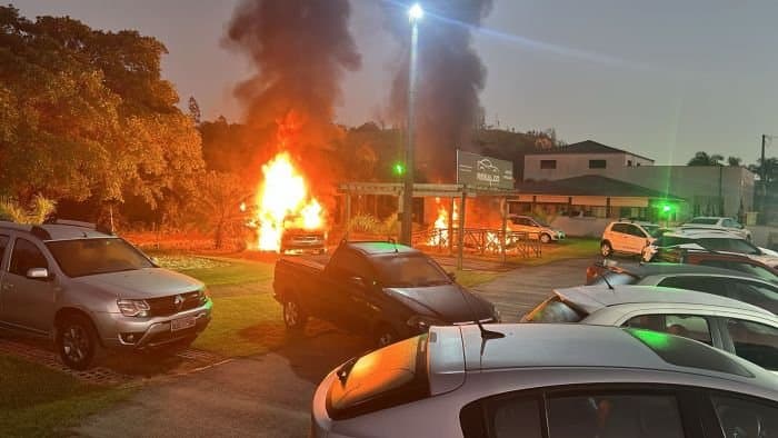 Incêndio criminoso em revenda de veículos é investigado
