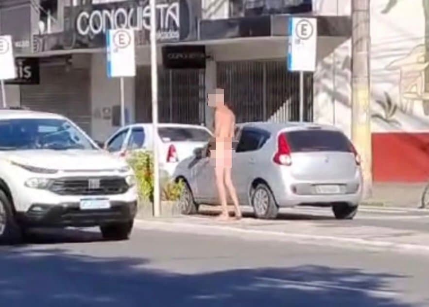 Homem totalmente nu é flagrado andando no Centro de Tubarão