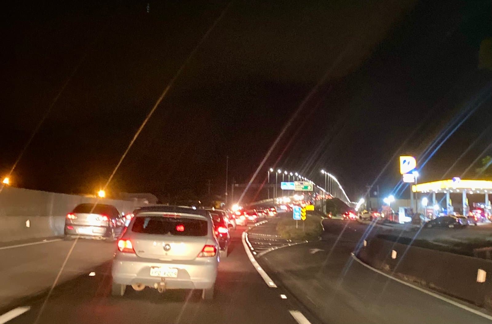 Volta para casa após feriadão é marcada por longas filas na BR-101