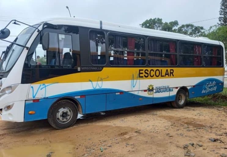 Ônibus escolares e rodoviária de Jaguaruna são alvos de pichação e danos