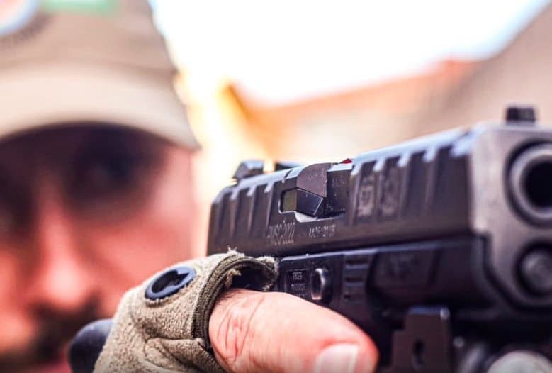 Homem com mandado de prisão é encontrado escondido em forro de igreja