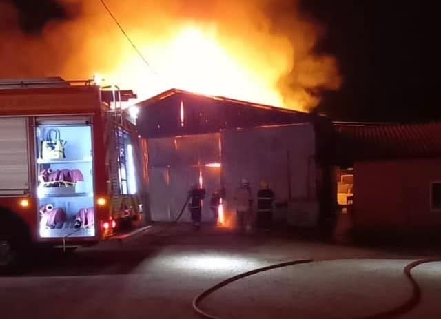Empresa de baterias é parcialmente destruída por incêndio